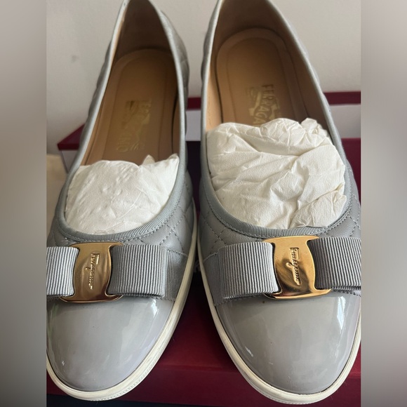 Salvatore Ferragamo 7.5 M RUFINA Quilted  Flats With Bow & Gold Logo Grey Nappa - Picture 4 of 7